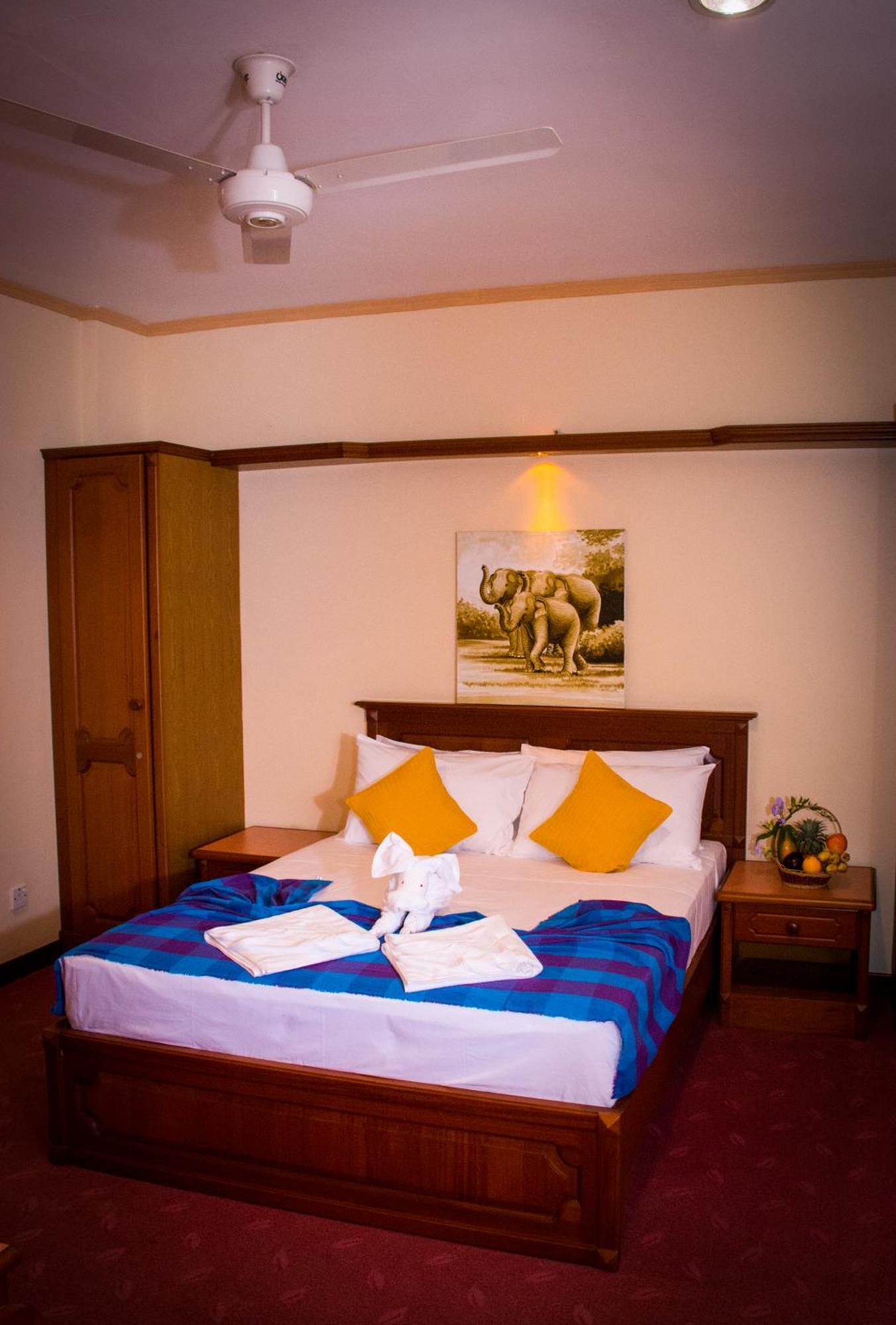 Hotel Lakefield Канди Экстерьер фото