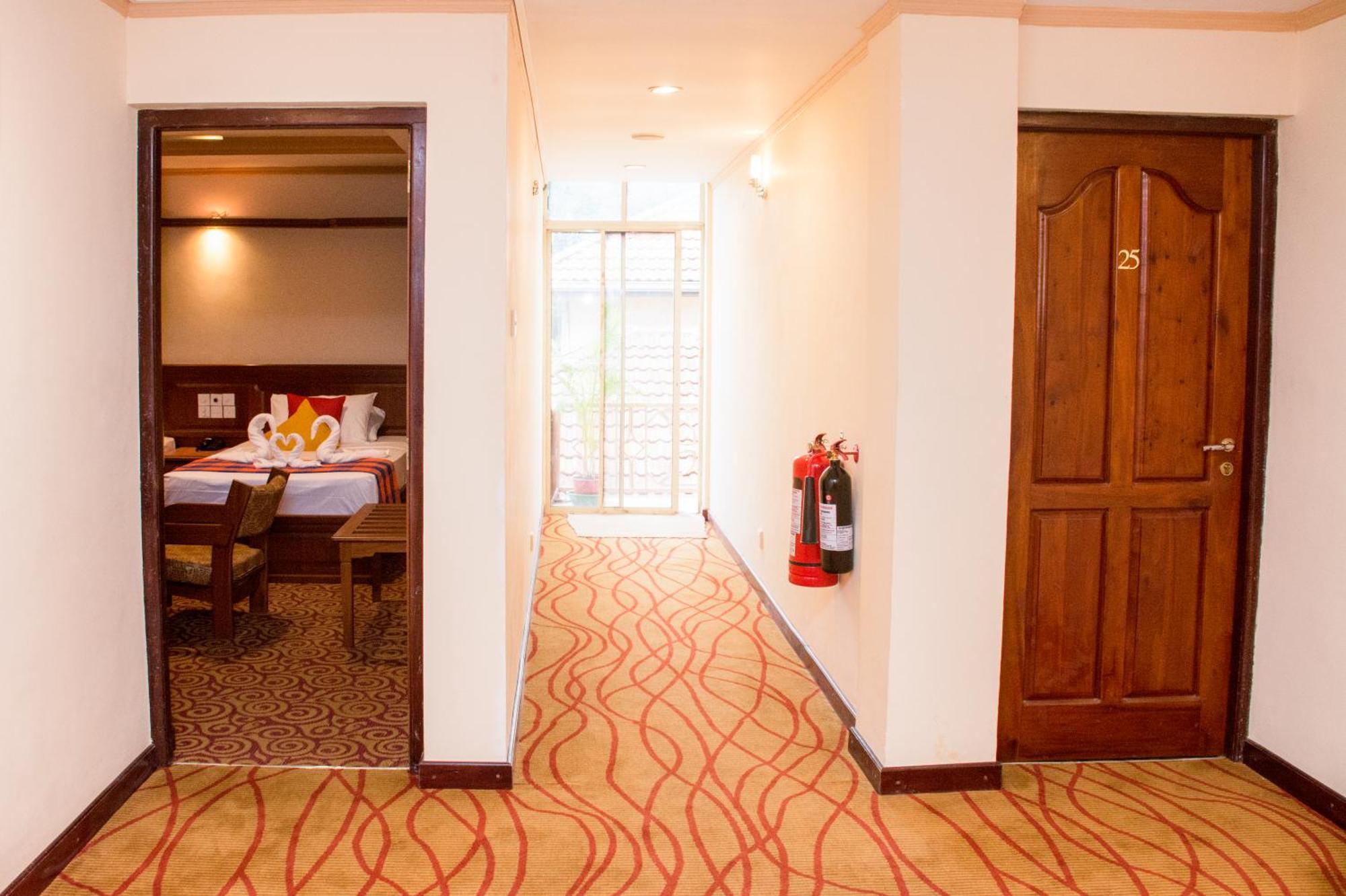 Hotel Lakefield Канди Экстерьер фото