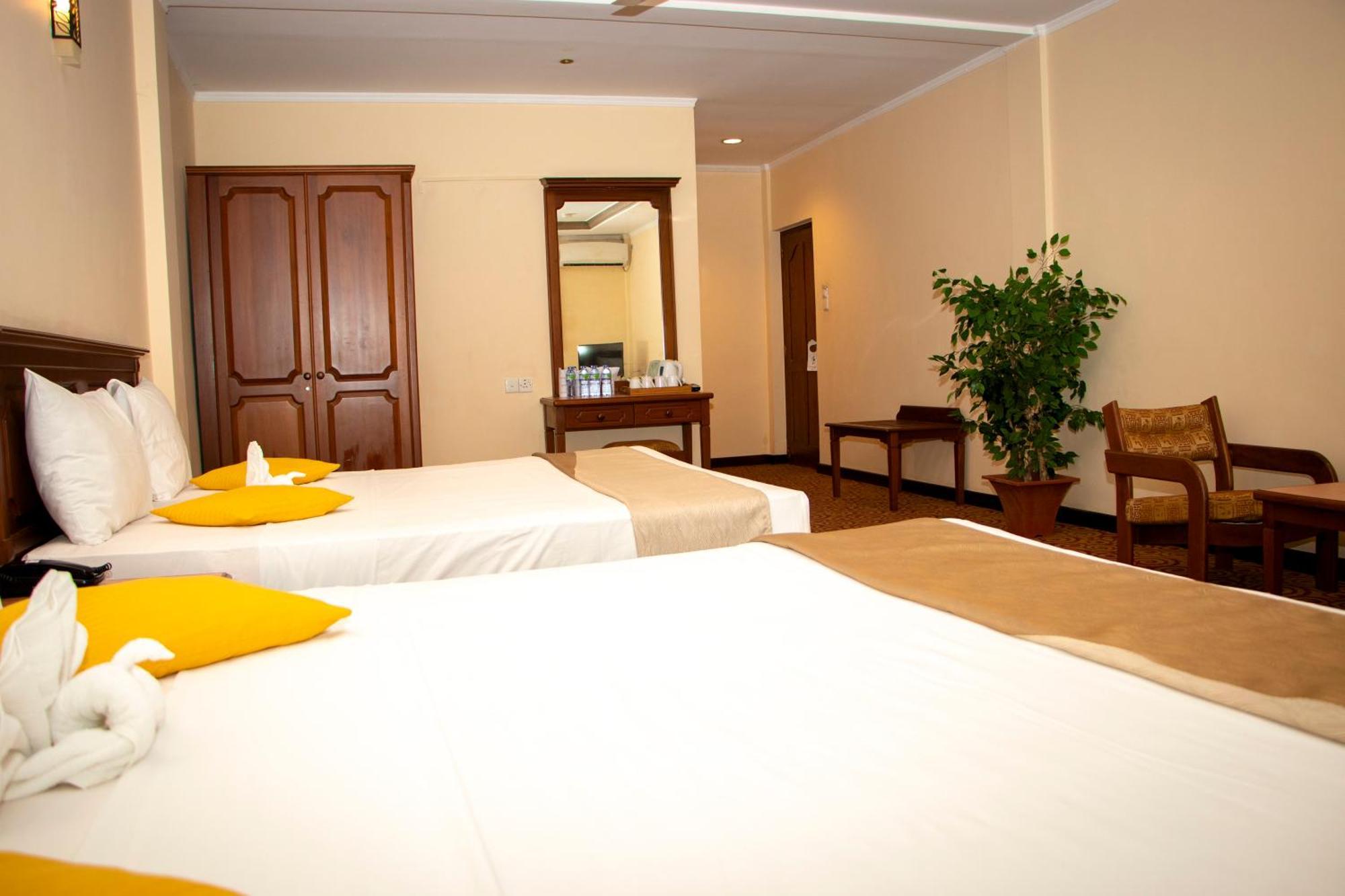 Hotel Lakefield Канди Экстерьер фото