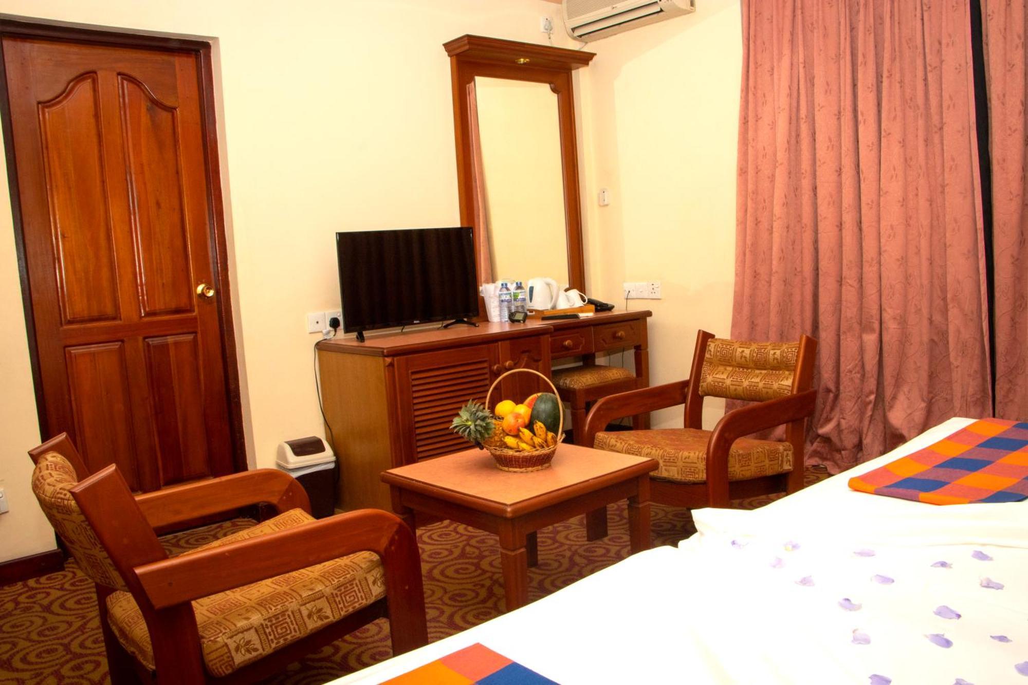 Hotel Lakefield Канди Экстерьер фото