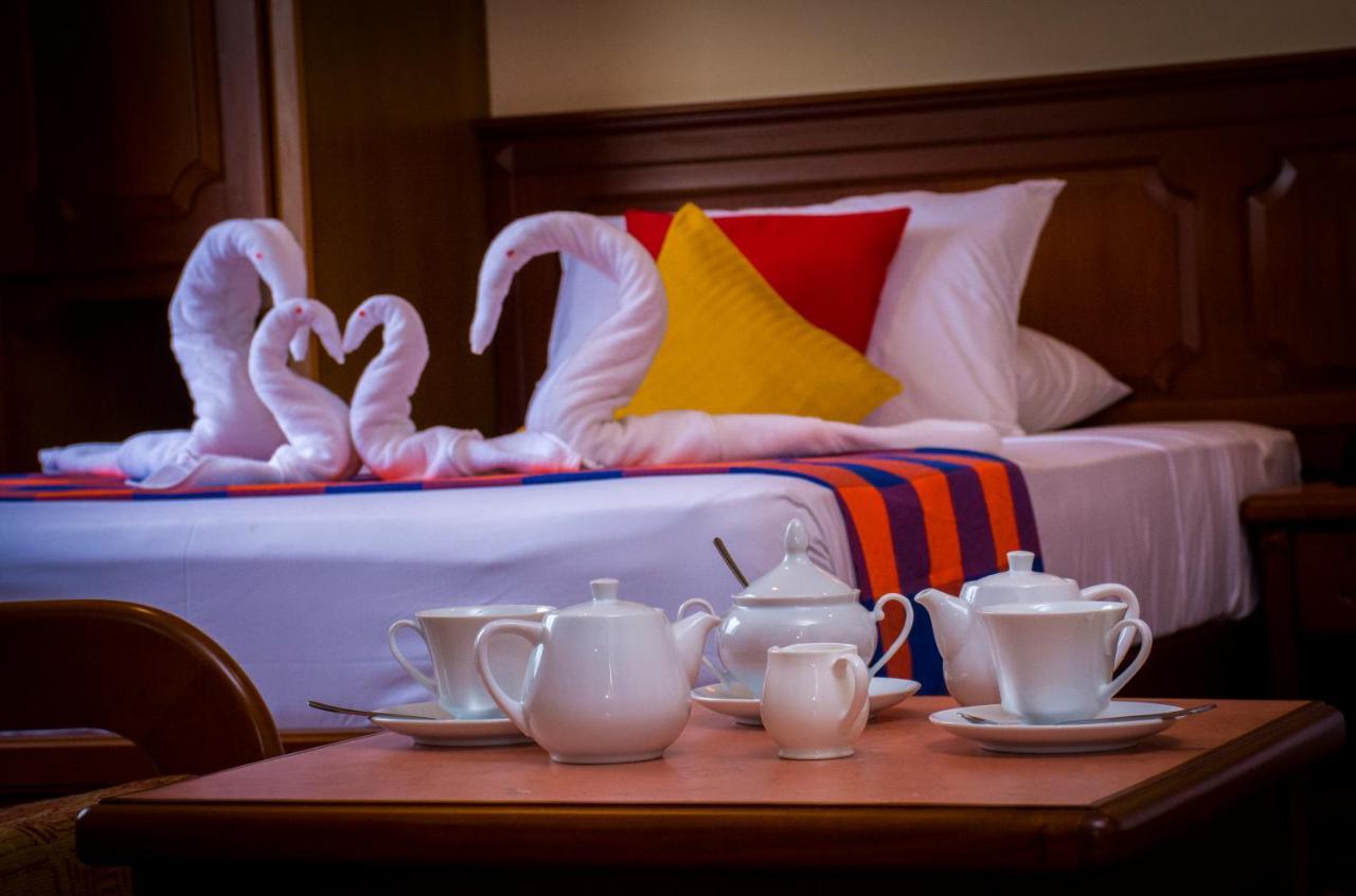 Hotel Lakefield Канди Экстерьер фото