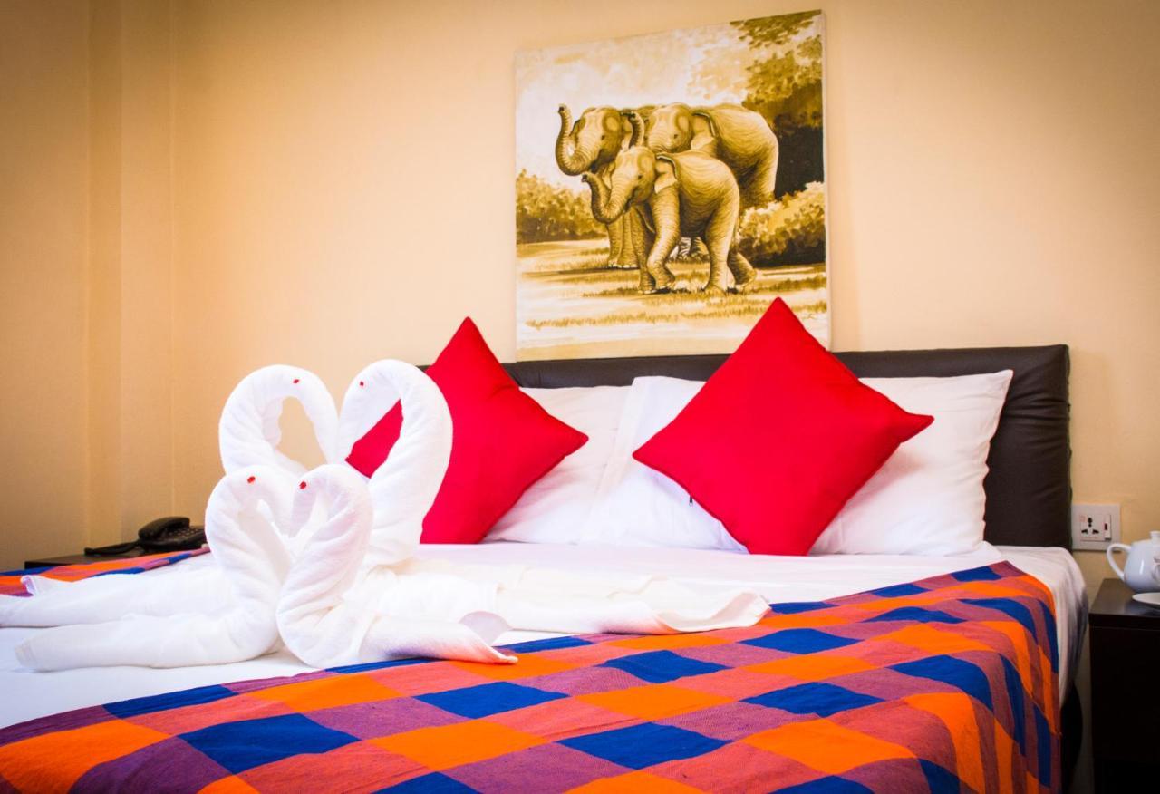 Hotel Lakefield Канди Экстерьер фото